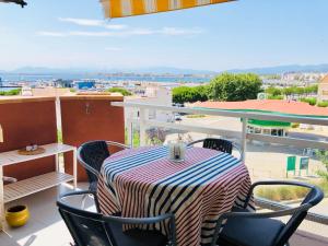 Fotografia z galérie ubytovania ROC MAR 7 2A - Apartamento cerca del centro y de la playa - terraza con vistas al mar y al puerto v destinácii Roses