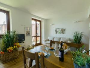 uma sala de jantar com uma mesa e um sofá em Discesa a Lago with terrace and garden on lake Iseo em Riva di Solto