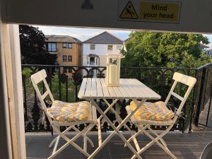 En balkon eller terrasse på Wight On The Beach, Sleeps 4, Free Off Road Parking, Balcony with Sea Views