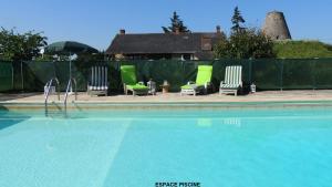 un grupo de sillas sentadas junto a una piscina en Gîte Aubance 5 Places Moulin de la Placette en Faye-dʼAnjou