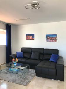 Posezení v ubytování Penthouse Charming Nueva Alcaidesa