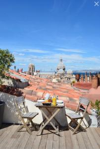 une table et des chaises sur le toit d'un bâtiment dans l'établissement Maison Du Vieux Panier Vieux Port, à Marseille