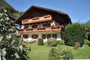 una casa con balcone fiorito di Ferienwohnungen Burgwies a San Martino