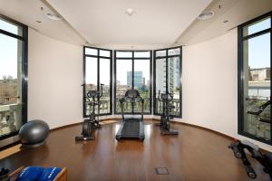 een fitnessruimte met diverse hometrainers in een kamer met ramen bij Wilson Boutique Hotel in Barcelona