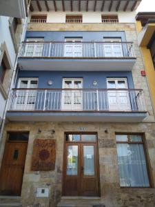 a building with a balcony on top of it at Posada laventa in Selaya