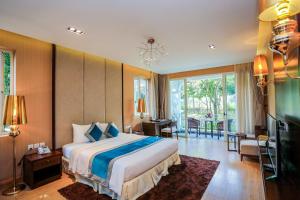 a bedroom with a bed and a living room at FLC Luxury Resort Vinh Phuc in Hoằng Xá