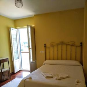 een slaapkamer met een bed met twee handdoeken erop bij Posada laventa in Selaya