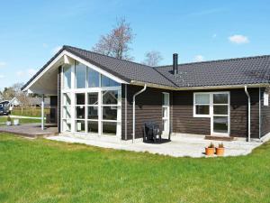 Nørre Hurup的住宿－Holiday Home Brøndbækken II，一座带大窗户和草坪的房子