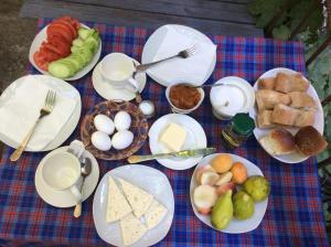 una tavola con piatti di cibo, uova e pane di Room 4 U a Sighnaghi