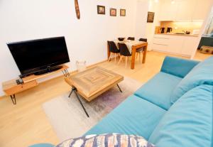 Telewizja i/lub zestaw kina domowego w obiekcie Apartamenty Bałtycka6