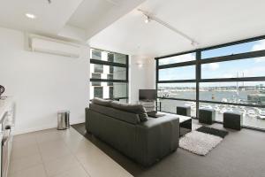 Area tempat duduk di Docklands Private Collection - Digital Harbour