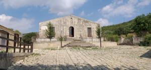 uma pequena igreja com um caminho de pedra na frente em Regia Trazzera em Ragusa