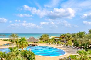 Bazén v ubytování Danat Jebel Dhanna Resort nebo v jeho okolí