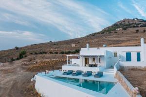 Piscina de la sau aproape de Ventu Paros Villa