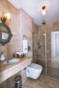 فندق كوندا فورا  في أيفاليك: حمام مع مرحاض ومغسلة ودش