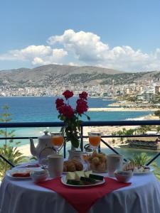 - une table de petit-déjeuner avec vue sur l'océan dans l'établissement Villa Erdeti Studio & Apartment, à Saranda