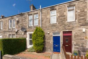 an old stone house with a blue door at No 46 - by StayDunfermline in Dunfermline