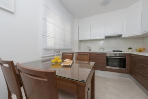 Kuchyňa alebo kuchynka v ubytovaní Apartman IVONA