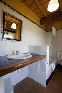 Quintanaluengos的住宿－Hotel Rural La Aceña，一间带水槽和镜子的浴室