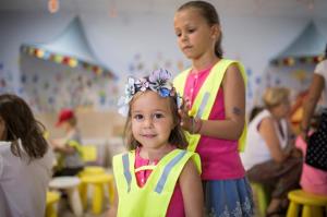 two young girls are in a hair salon at Hotel Clipper - EL DELFÍN VERDE RESORTS - Platja de Pals in Torroella de Montgrí