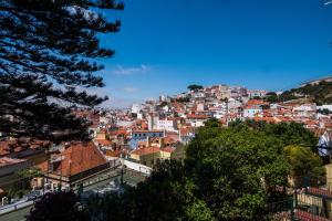リスボンにあるRent4Rest Dream View Apartment Lisbonの色鮮やかな建物が並ぶ街並み