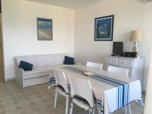 TV a/nebo společenská místnost v ubytování Les Marines Du Soleil