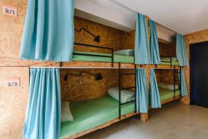 Łóżko lub łóżka piętrowe w pokoju w obiekcie Simple