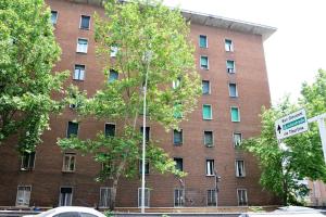 um grande edifício de tijolos com uma placa de um só sentido à sua frente em AFFITTACAMERE A CASA MIA em Roma