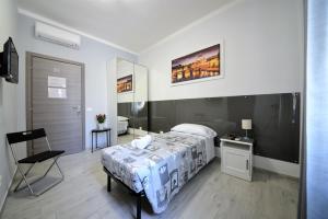 um quarto com uma cama, uma mesa e uma cadeira em AFFITTACAMERE A CASA MIA em Roma