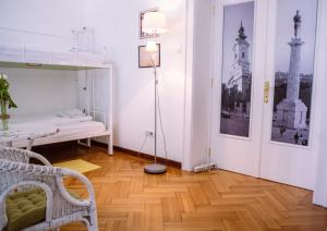 Hostel Beogradjanka tesisinde bir odada yatak veya yataklar