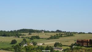 vistas a las colinas y los árboles en Gîte Aubance 5 Places Moulin de la Placette en Faye-dʼAnjou