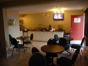 TV a/nebo společenská místnost v ubytování Super 8 by Wyndham Kamloops East