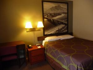 Postel nebo postele na pokoji v ubytování Super 8 by Wyndham Kamloops East