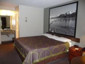 Postel nebo postele na pokoji v ubytování Super 8 by Wyndham Kamloops East