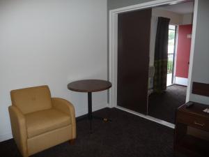 Posezení v ubytování Super 8 by Wyndham Kamloops East