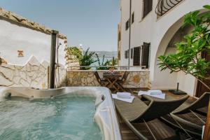 Bazén v ubytování Hotel Vila Tina nebo v jeho okolí