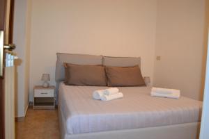 1 dormitorio con 1 cama con 2 toallas en Suite Montegrappa, en Palermo