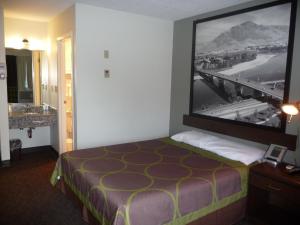Postel nebo postele na pokoji v ubytování Super 8 by Wyndham Kamloops East