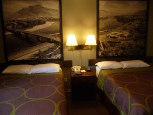 Postel nebo postele na pokoji v ubytování Super 8 by Wyndham Kamloops East