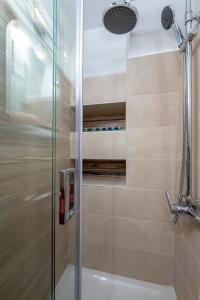 A bathroom at BIBLIOTHEQUE