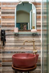 A bathroom at BIBLIOTHEQUE
