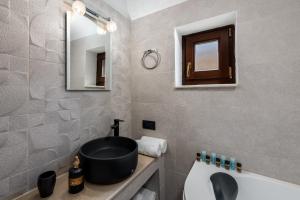 A bathroom at BIBLIOTHEQUE