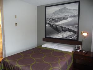 Postel nebo postele na pokoji v ubytování Super 8 by Wyndham Kamloops East