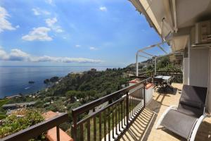 un balcone con vista sull'oceano di Olimpia's House a Taormina