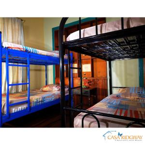 two bunk beds are in a room withthritisthritisthritisthritisthritisthritisthritisthritis at Hostel Casa Ridgway in San José