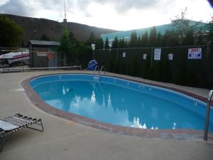 Bazén v ubytování Super 8 by Wyndham Kamloops East nebo v jeho okolí