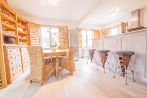 cocina con mesa y sillas en La Maison du Verger, en Durbuy