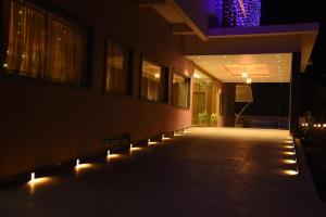 埃罗德Rathna Residency的夜间侧面有灯光的建筑物