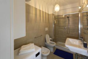 un bagno con wc, lavandino e doccia di Olimpia's House a Taormina