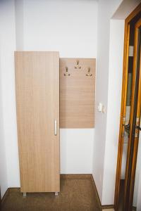 baño con puerta de madera y 2 ganchos en Стаи за гост Хит Хаус и СПА, en Bratsigovo